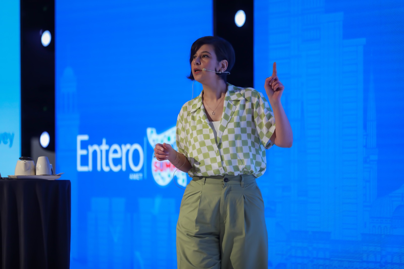 Oya Geron delivering a keynote at EnteroZone Summit
